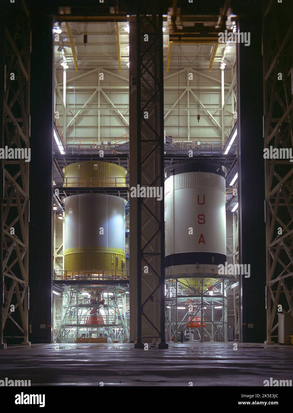 Der S-IVB-Vertragspartner von Apollo McDonnell Douglas hat am 9. Dezember 1966 die Werksauscheckzeit der S-IVB-504-Flugbühne in Huntington Beach, Kalifornien, abgeschlossen. Die S 9-IVB-Bühne wurde unter der Leitung des Marshall Space Flight Center der NASA entwickelt und von einem J-2-Motor angetrieben, der 225.000 Pfund Schub produzieren konnte. Hier werden die S-IVB-505 und S-IVB-211 im McDonnell Douglas S-IVB Assembly and Checkout Tower gezeigt. Apollo 8 war der erste bemannte Flug des Saturn V-Fahrzeugs und die erste bemannte Mondbahnmission. Ein optimiertes NASA-Bild: Quelle: NASA Stockfoto