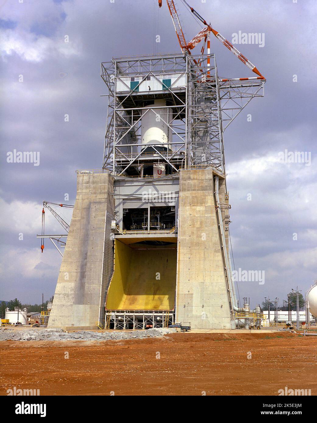 Das Marshall Space Flight Center der NASA feuerte erfolgreich S-IC-2, die erste Stufe des zweiten Saturn-V-Flugzeugs. Die Bühne wurde von fünf F-1-Motoren angetrieben, von denen jeder 1,5 Millionen Pfund Schub produzieren konnte. Die S-IC-2 war eines der ersten beiden Flugmodelle der S-IC-Stufe und wurde auf der Apollo 6-Mission eingesetzt. Hier ist der S-IC-T, eine statische Feuerprüfstufe, eingebaut und wartet auf die Erstzündung aller fünf F-1-Motoren am Marshall Static Test Stand. 7. Juni 1966 NASA-Bild / Quelle: NASA Stockfoto