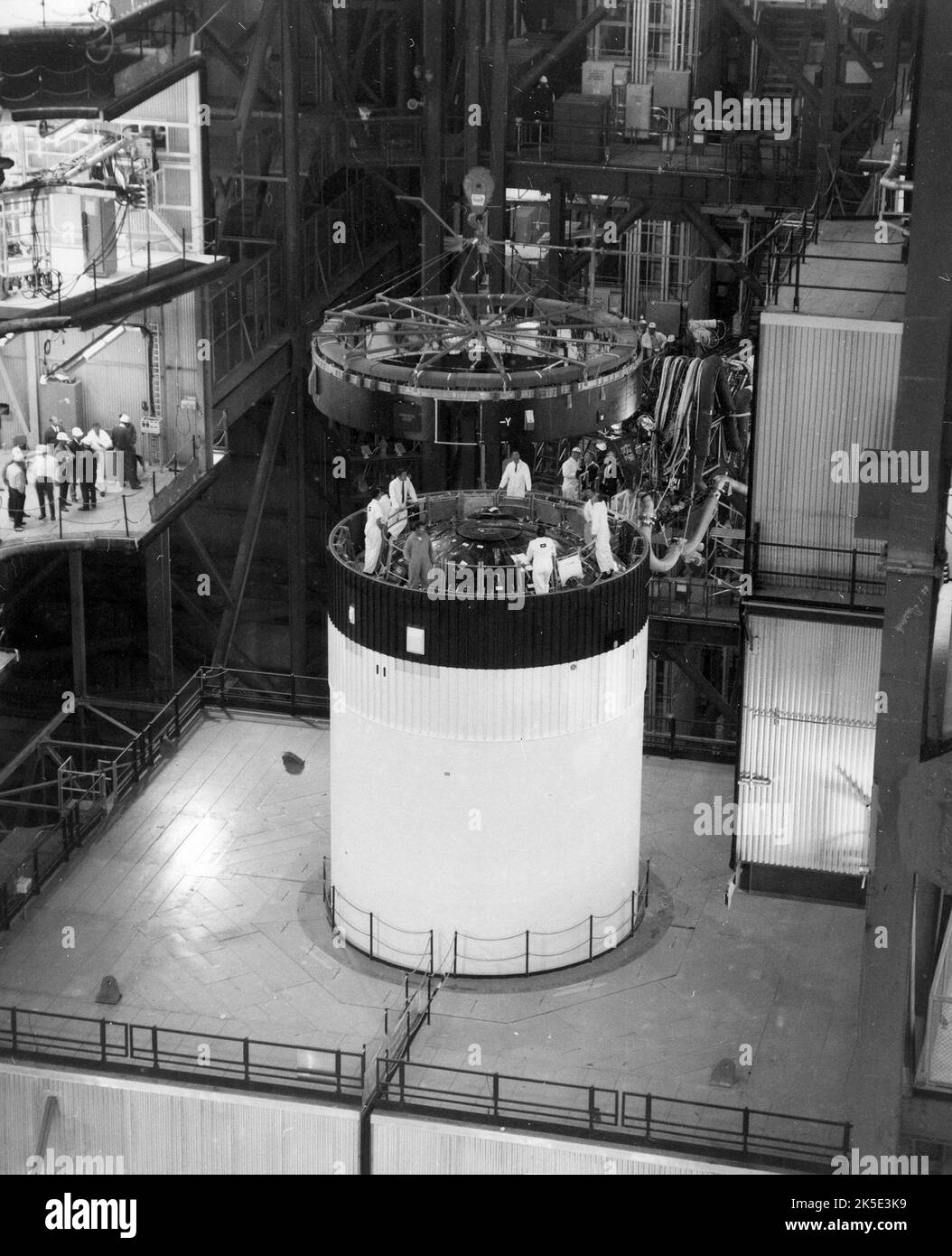Hier wird die Apollo 11-Instrumenteneinheit auf der dritten Stufe des Saturn V-Trägerrades im Vehicle Assembly Building im Kennedy Space Center in ihren Platz gesenkt. Die am Marshall Space Flight Center der NASA entwickelte Instrumenteneinheit diente als „Nervenzentrum“ für den Saturn V und bot Führung und Steuerung, Steuerung und Abfolge von Fahrzeugfunktionen, Telemetrie und Umweltkontrolle. Marshall entwarf, entwickelte und verwaltete die Produktion der Saturn-V-Rakete, die Astronauten zum Mond brachte NASA-Bild / Quelle: NASA Stockfoto