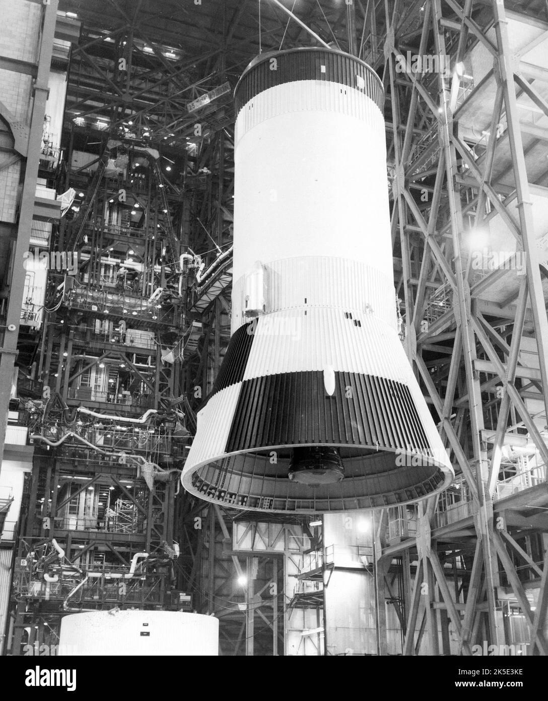 Apollo-Programm. Die Saturn IB S-IVB-209-Stufe wurde am 20. Juni 1966 im Beta I-Teststand in der Sacramento Test Operations-Anlage von Douglas Aircraft für eine Hauptstufe von 465 Sekunden erfolgreich statisch abgefeuert. Die S-IVB-Stufe wurde unter der Leitung des Marshall Space Flight Center der NASA entwickelt und wurde von einem J-2-Motor angetrieben, der 225.000 Pfund Schub produzieren konnte. Hier wird S-IVB-506, das auf Apollo 11 verwendet wird, im Vehicle Assembly Building am Kennedy Space Center der NASA für die Paarung mit der S-II- oder zweiten Stufe der Saturn-V-Rakete hochgezogen.ein optimiertes NASA-Bild: Quelle: NASA Stockfoto