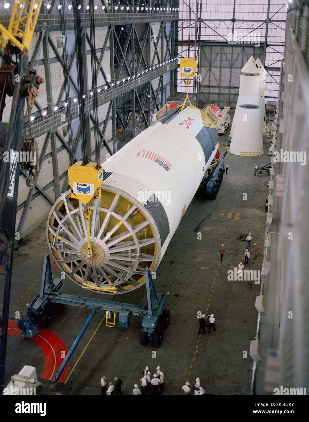 Apollo 10. Hier wird die erste Stufe von Saturn V für die Endmontage im Hochregallager des Vehicle Assembly Building im Kennedy Space Center der NASA vorbereitet. Das Marshall Space Flight Center der NASA entwarf, entwickelte und verwaltete die Produktion der Saturn-V-Rakete, die Astronauten zum Mond brachte. NASA-Bild / Quelle: NASA Stockfoto
