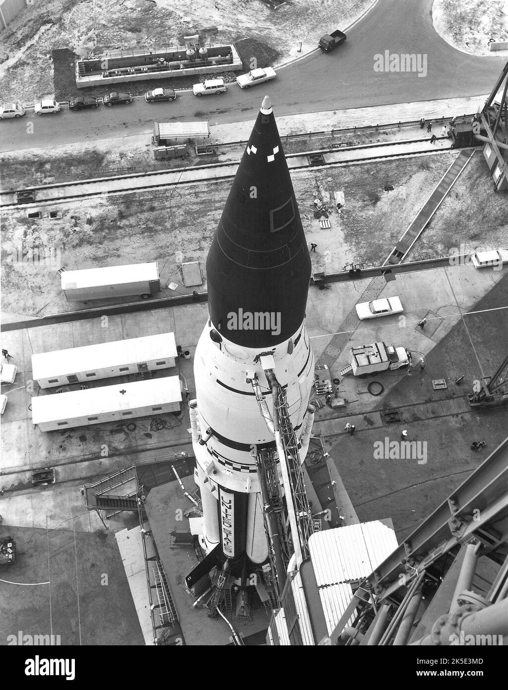 Die Apollo 6-Trägerrakete verlässt Kennedys Vehicle Assembly Building zur Startrampe 39A. Die unbemannte Mission war der letzte Qualifikationsflug des Saturn V-Trägerraketen und der Apollo-Raumsonde. Die Hauptziele der Mission waren der Nachweis der strukturellen und thermischen Integrität und Kompatibilität von Trägerrakete und Raumschiff, die Bestätigung von Startlasten und dynamischen Eigenschaften sowie die Überprüfung von Phasentrennungen, Antrieb, Führung und Steuerung, elektrischen Systemen, Noterkennungssystemen, Und Missionsunterstützungseinrichtungen und -Operationen. April 1968 NASA-Bild / Quelle: NASA Stockfoto