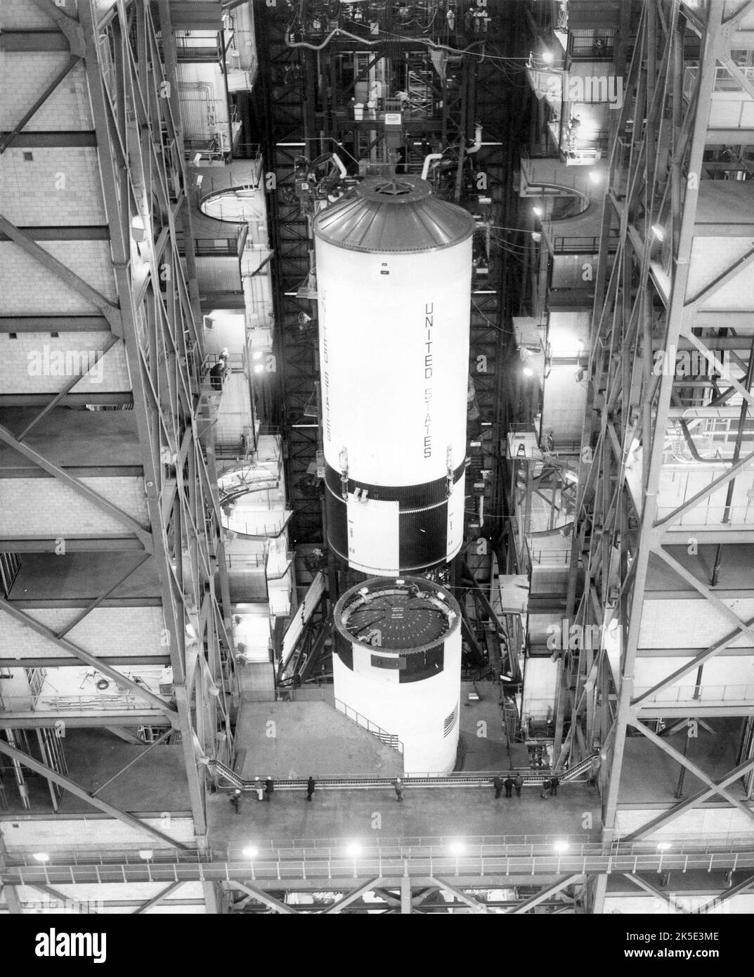 Dieses Foto zeigt die zweite Stufe des Saturn V, die auf der ersten Stufe im Vehicle Assembly Building im Kennedy Space Center der NASA, Florida, USA, in Position gebracht wurde. Das primäre Ziel von Apollo 11 war es, ein nationales Ziel zu erreichen, das von Präsident John F. Kennedy weniger als ein Jahrzehnt zuvor festgelegt wurde: Eine Mondlandung mit Crew durchzuführen und zur Erde zurückzukehren. NASA-Bild / Quelle: NASA Stockfoto