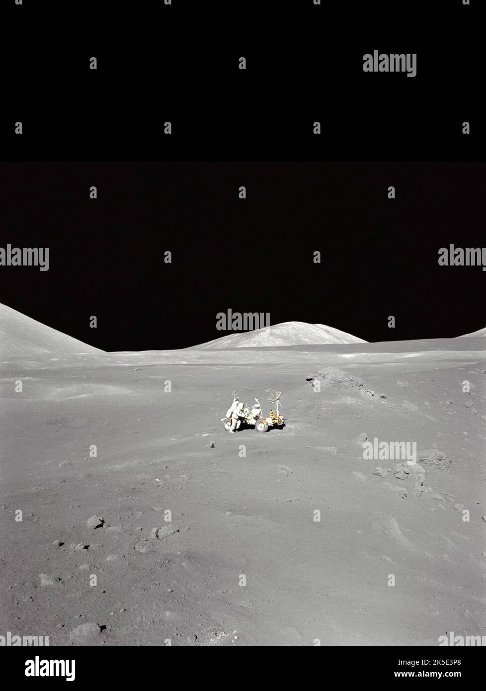 Apollo 17 Mondlandung. Ein Mondpanorama auf der Geologiestation 4, dem Shorty Crater, dem Mond, wurde fotografiert, als der Geologe und Astronaut Harrison Schmitt die Oberfläche mit dem Lunar Roving Vehicle erforschte, das vom Marshall Space Flight Center der NASA entwickelt wurde. In diesem Gebiet entdeckte Schmitt ungewöhnliche orangefarbene Böden. Da Apollo 17 die letzte der Apollo-Missionen war, wurde Schmitt die zwölfte Person, die den Mond betrat. Ein einzigartiges, optimiertes NASA-Bild (mit zusätzlichem schwarzen vertikalen Raum über dem ursprünglichen quadratischen Bild; Fadenkreuz-Entfernung): Quelle: NASA Stockfoto