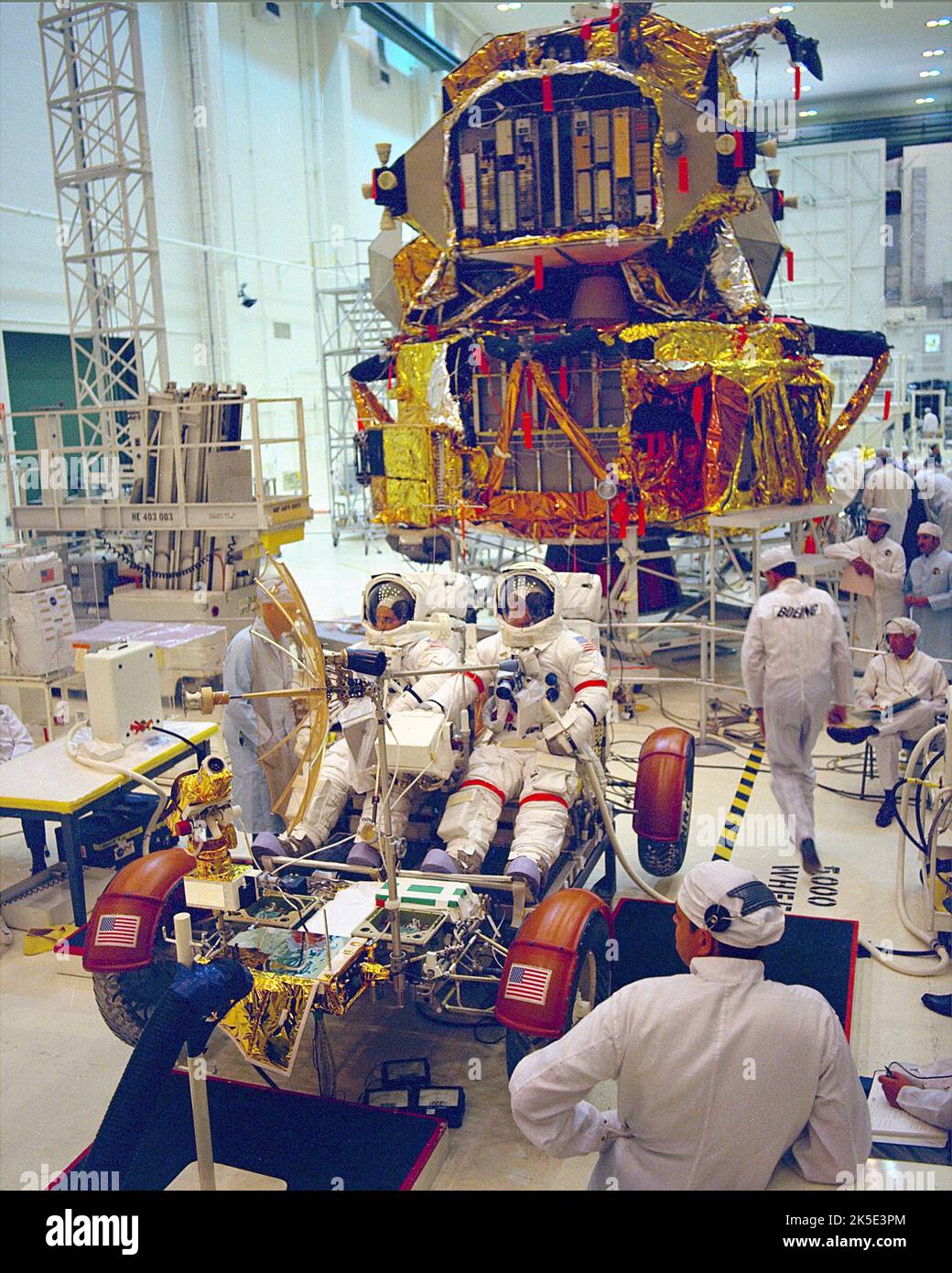 Tests Von Lunar Rover. Apollo-17-Astronauten nahmen an Vorflugtests im Kennedy Space Center der NASA in Florida, USA, Teil, um sicherzustellen, dass der Mondrover auf dem Mond funktionieren würde. Während der Entwicklung wurde der Rover im Marshall Space Flight Center der NASA in Huntsville, Alabama, ausgiebig getestet. Quelle: NASA Stockfoto