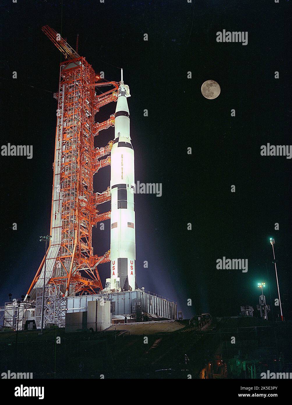 Saturn V auf dem Launch Pad. Die Apollo 17 Saturn V-Trägerrakete stand unter einem Vollmond auf dem Launch Pad 39A im Kennedy Space Center, Florida. Countdown für den Start läuft. Ein optimiertes NASA-Bild: Quelle: NASA Stockfoto