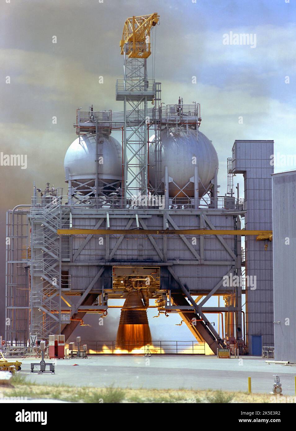 Mai 1962. Der F-1-Motor wurde von Rocketdyne unter der Leitung des Marshall Space Flight Center der NASA entwickelt und durch eine Mischung aus RP-1, einer Art Kerosin und flüssigem Sauerstoff angetrieben. Der Motor wurde in einer Gruppe von fünf Motoren eingesetzt, um die erste Stufe der Saturn-V-Rakete, die S-IC-Stufe, anzutreiben. Jeder Motor produzierte 1,5 Millionen Pfund Schub. Hier wird der F-1-Motor am Teststand 1-C der Edwards Air Force Base in Kalifornien getestet. Ein optimiertes NASA-Bild: Quelle: NASA Stockfoto