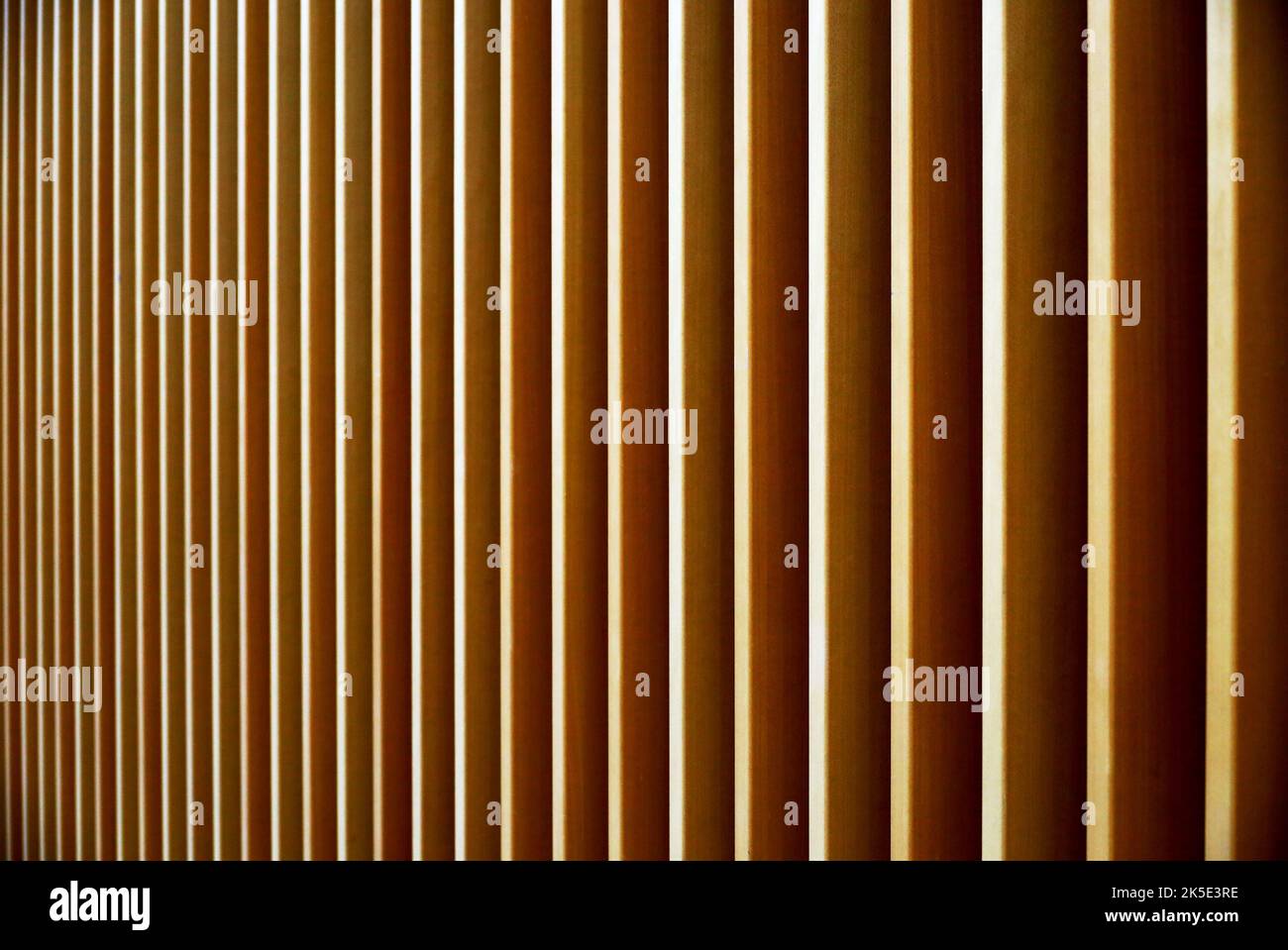 Wanddekoration durch gleichmäßige Anordnung des Holzes in vertikaler Richtung Stockfoto