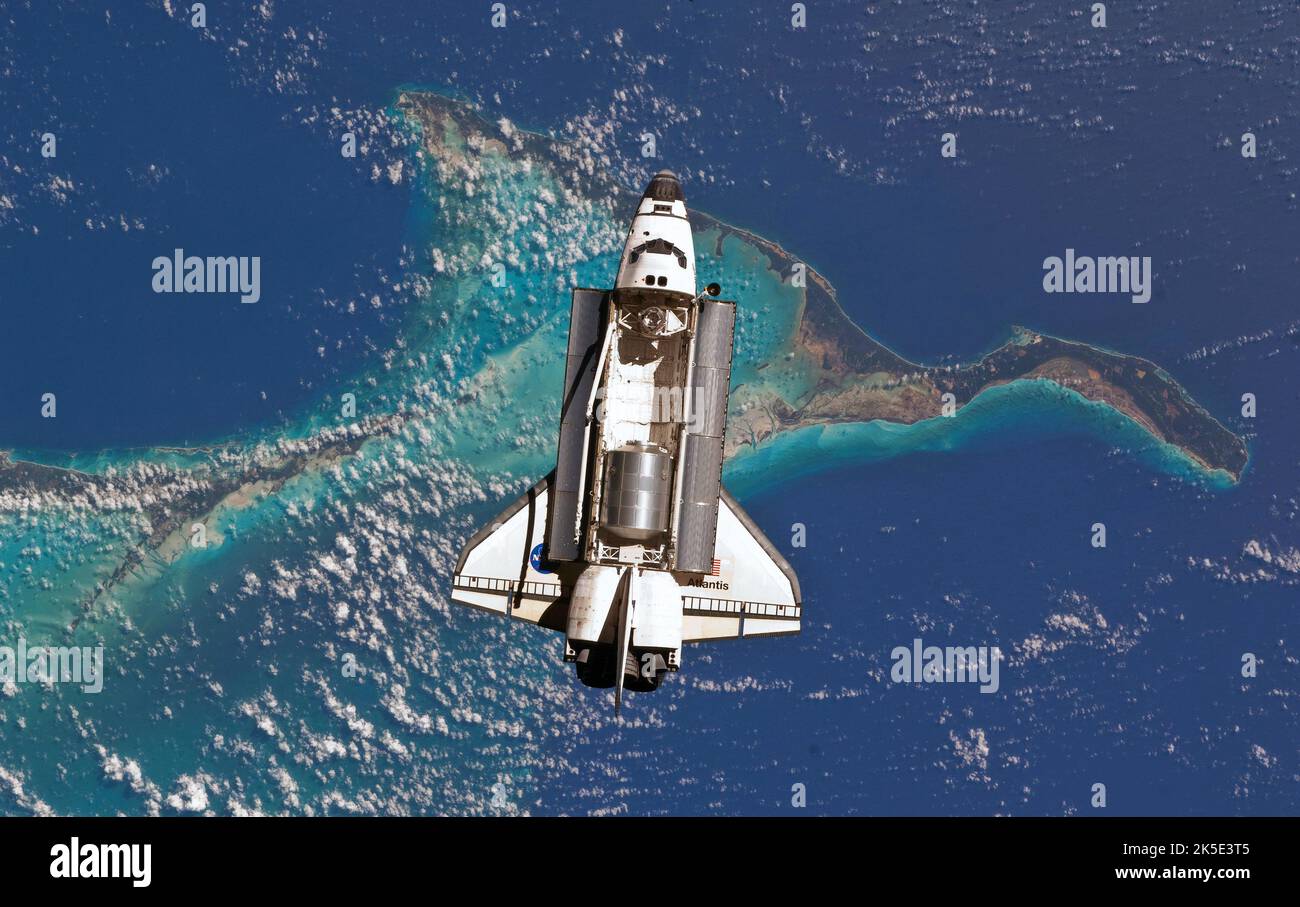 Das Space Shuttle Atlantis wird von der Internationalen Raumstation aus fotografiert, während es über die Bahamas fliegt. STS-135 wurde am 8. Juli 2011 gestartet. Es war der letzte Start des Space Shuttle Programms. Ein optimiertes NASA-Bild. Quelle: NASA Stockfoto