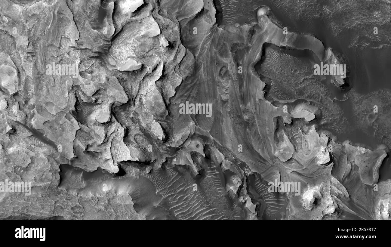 Marsatlandschaft. Dieses HiRISE-Bild zeigt Landformen auf der Marsoberfläche. Mögliche zyklische Bedding innerhalb eines Kraters in Arabia Terra. „Zyklische Einstreu“ bezieht sich auf ein Schichtmuster, das durch wiederholte Schwankungen in der Menge des verfügbaren Sediments verursacht wird, das neue Gesteinsschichten erzeugt. Diese Schwankungen werden durch langfristige Veränderungen des Klimas der Region verursacht, mit Perioden in der Größenordnung von Millionen oder möglicherweise Hunderten von Millionen von Jahren. Es ist möglich, dass sogar das Wackeln des Planeten ein Faktor sein könnte. Eine einzigartige optimierte Version von NASA-Bildern. Quelle: NASA/JPL/UArizona Stockfoto