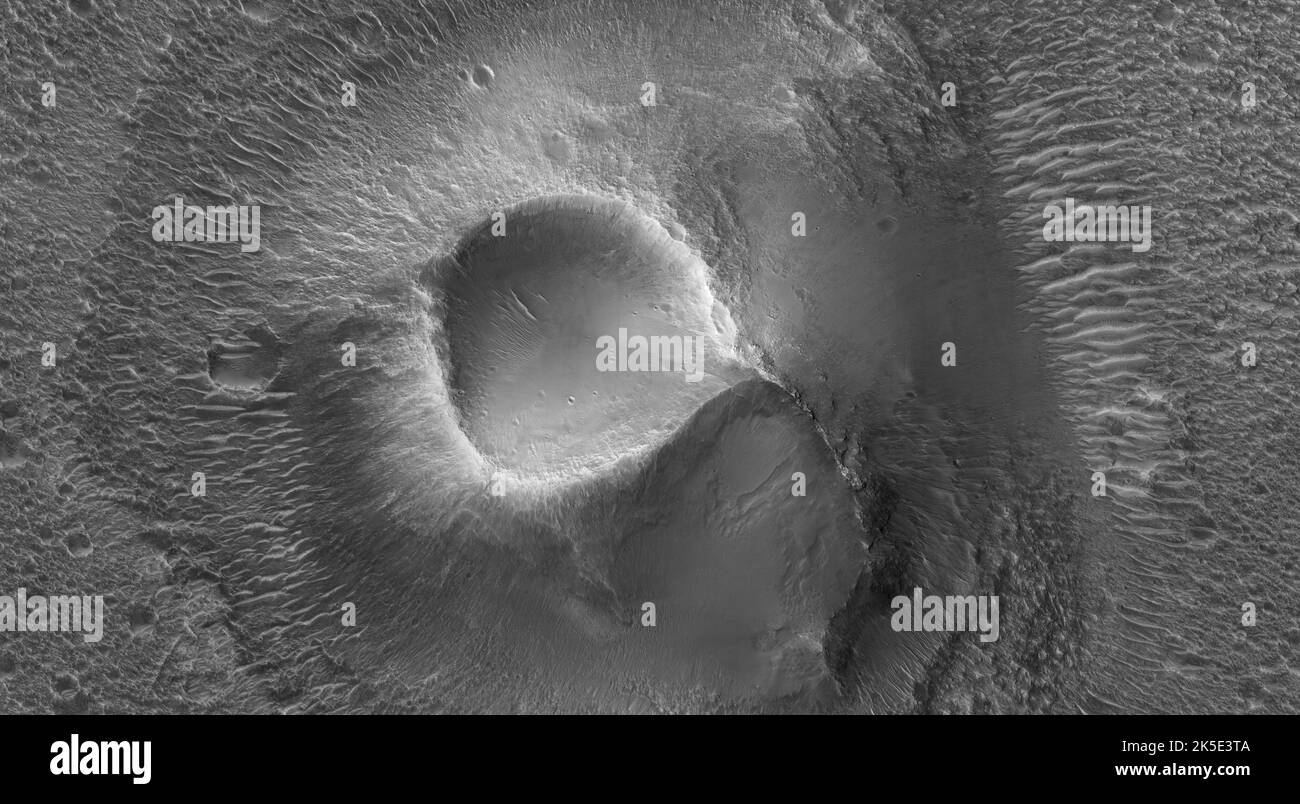 Marsatlandschaft. Dieses HiRISE-Bild zeigt Landformen auf der Oberfläche des Mars, einem kleinen Hügel in Chryse Planitia. Chryse Planitia (griechisch für 'goldene Ebene') ist eine der niedrigsten Regionen auf dem Mars und ist das untere Ende vieler Abflusskanäle des südlichen Hochlandes sowie von Valles Marineris.Eine einzigartige optimierte Version der NASA-Bilder. Quelle: NASA/JPL/UArizona Stockfoto