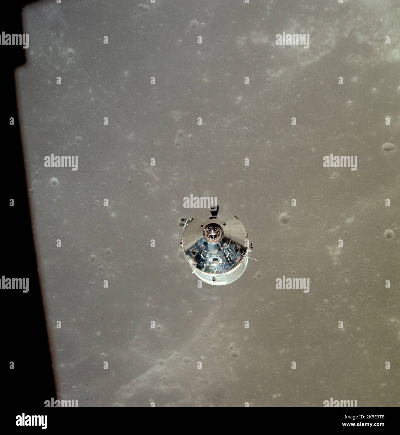 Apollo 11 Command and Service Module Separation. Blick auf das Command and Service Module (CSM) während der Abtrennung vom Mondlandefähre, mit dem östlichen Teil des Fruchtbarkeitssees (Mare Fecunditatis) etwa 195 km darunter. Bildnachweis: NASA Stockfoto