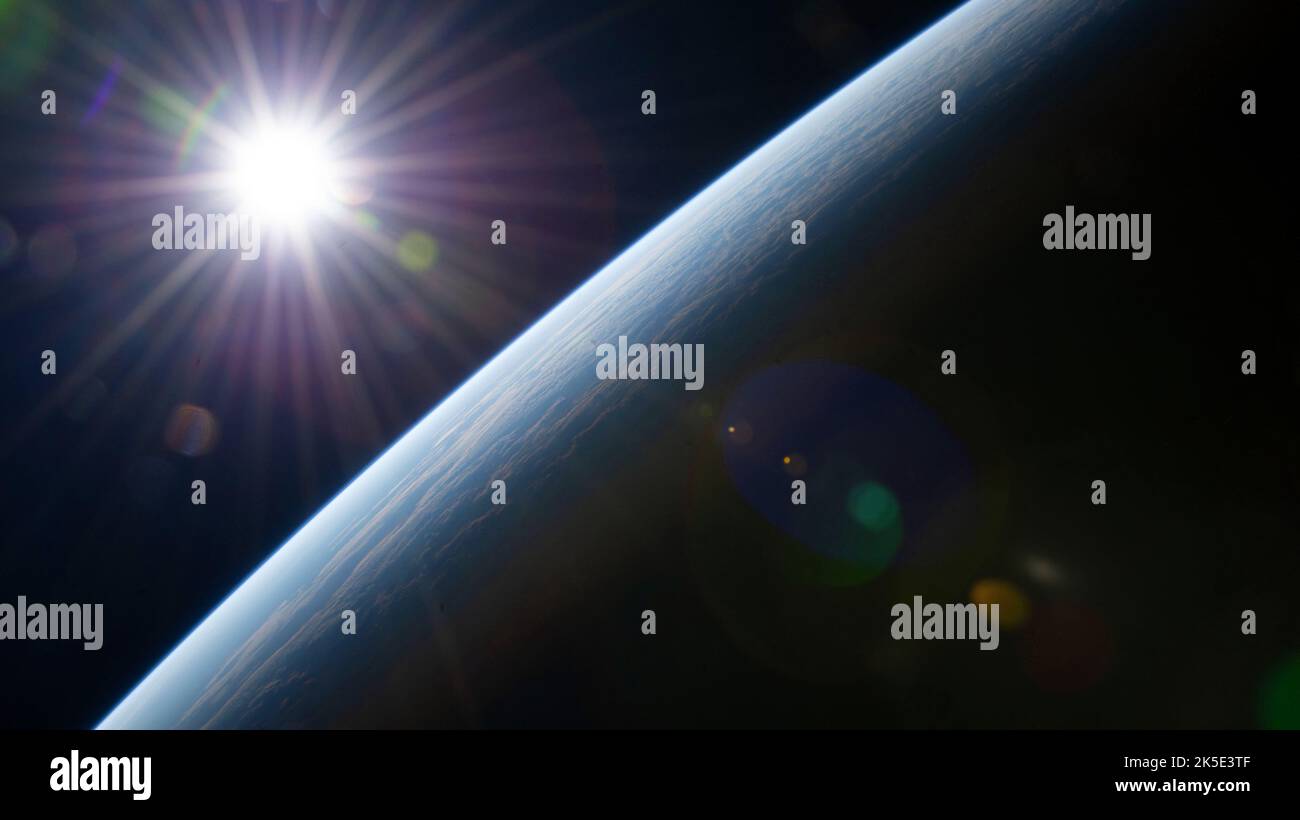 Die Sonnenstrahlen platzten über den Horizont der Erde, als die Internationale Raumstation 264 Meilen über Western Australia an der Küste der Shark Bay umkreiste. 10. Juni 2022. Optimierte Version eines Originalbildes der NASA. Quelle: NASA Stockfoto