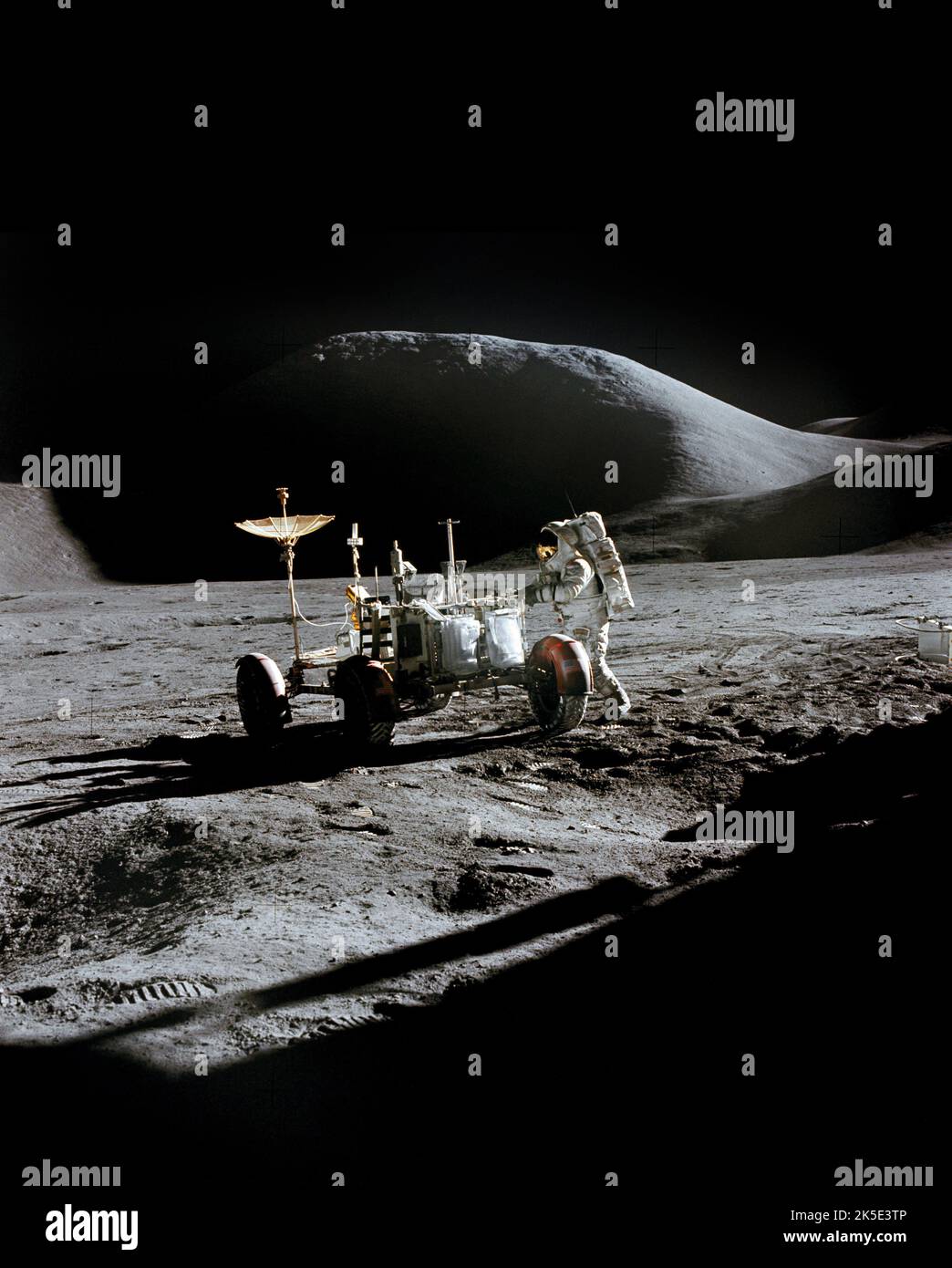 Mondlandungen: Apollo 15 und das Lunar Roving Vehicle (LRV). Am 31. Juli 1971 feierte die LRV ihr Monddebüt und reiste mit 3 Stunden und 2 Minuten Fahrzeit über 17 Meilen. Das LRV erweiterte die Reichweite der Aktivitäten und Experimente der Apollo-Astronauten auf der Mondoberfläche erheblich. Dieses Foto, aufgenommen von Kommandant David R. Scott, zeigt den Mondmodulpiloten James B. Irwin, der während der ersten Apollo 15-Mondlandeaktivität (EVA) am Hadley-Apennin-Landeplatz An der LRV Arbeitete.Ein einzigartiges, optimiertes NASA-Bild (mit zusätzlichem schwarzen vertikalen Raum über dem ursprünglichen quadratischen Bild): Quelle: NASA Stockfoto