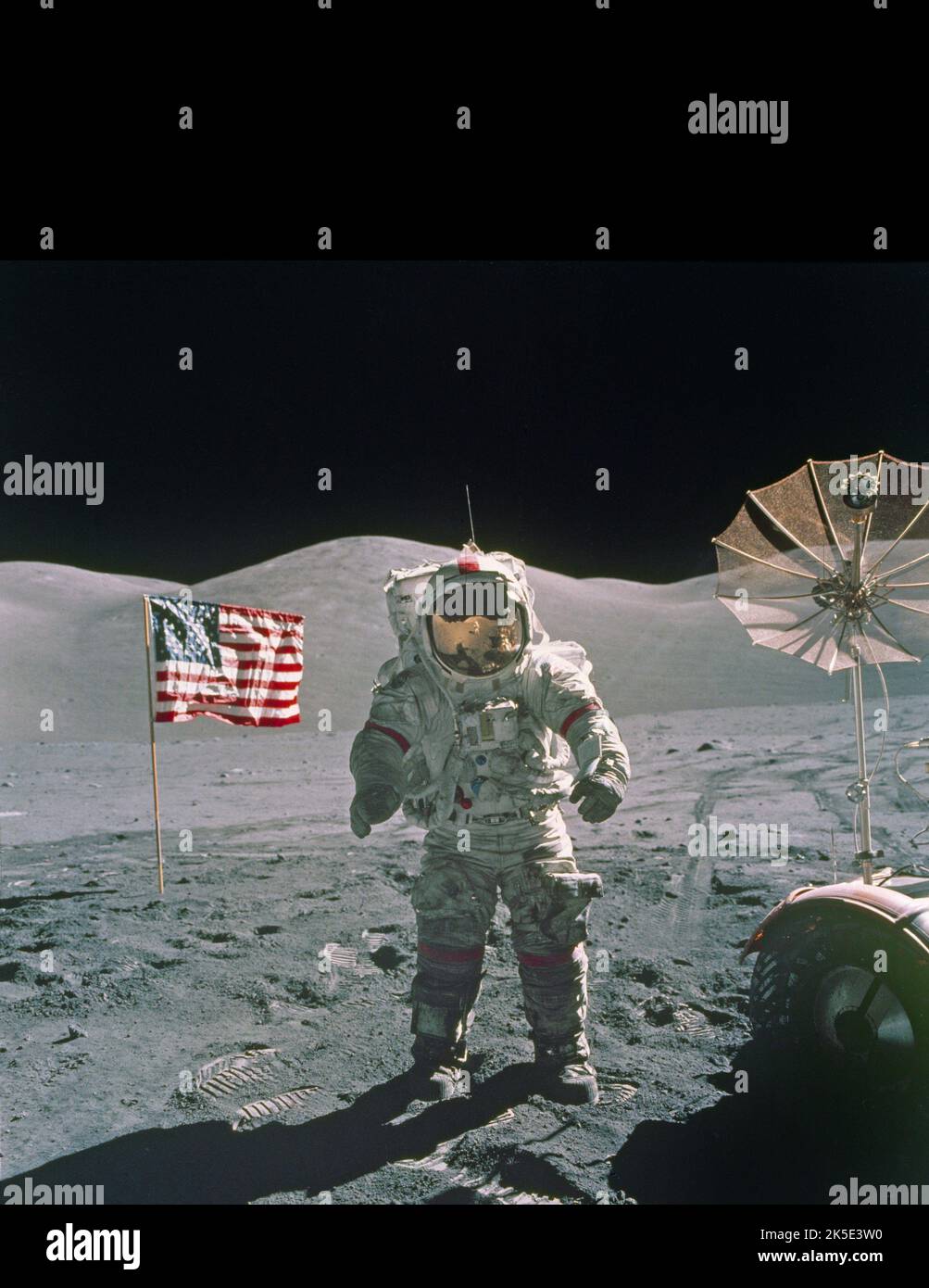 Apollo 17 markierte den Abschluss der Mondexpedition des Programms. Am 7. Dezember 1972 nach Mitternacht vom Kennedy Space Center abheben und am 11. Dezember auf der Mondoberfläche niederlegen. Die Besatzung verbrachte fast 75 Stunden auf der Mondoberfläche, führte fast 22 Stunden an extravehicular activities (EVAs) durch und reiste fast 19 Meilen im Lunar Roving Vehicle (LRV). Dieses Foto, das während der zweiten EVA am 12. Dezember 1972 aufgenommen wurde, zeigt Astronaut Gene Cernan, der in der Nähe des LRV steht. Ein einzigartiges, optimiertes NASA-Bild (mit zusätzlichem schwarzen vertikalen Raum über dem ursprünglichen quadratischen Bild; Fadenkreuz-Entfernung): Quelle: NASA Stockfoto