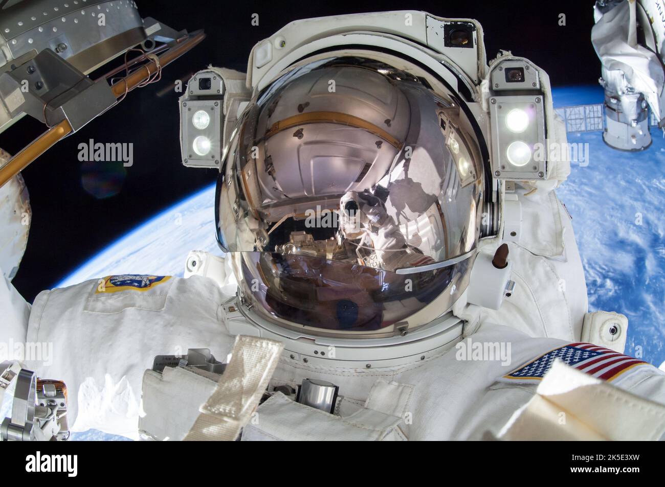 Der US-Astronaut Terry Virts twitterte dieses Bild seinen Anhängern am 1. März 2015, nachdem er mit seinem Partner Barry 'Butch' Wilmore eine Reihe von Spacewalks absolviert hatte, um die Internationale Raumstation auf die bevorstehende kommerzielle US-Raumsonde vorzubereiten, die sich derzeit in der Entwicklung befindet. Virts kommentierte den Tweet: „Mission erfüllt - 3 Spacewalks, 800 Fuß Kabel, 4 Antennen, 3 Laserreflektoren, 1 gefettete Roboterarme.“ Eine optimierte Version eines NASA-Bildes. Quelle: NASA/ T.Virts. - Nutzungsbeschränkungen: Nur für redaktionelle Zwecke. Nicht als Billigung dargestellt werden. Stockfoto