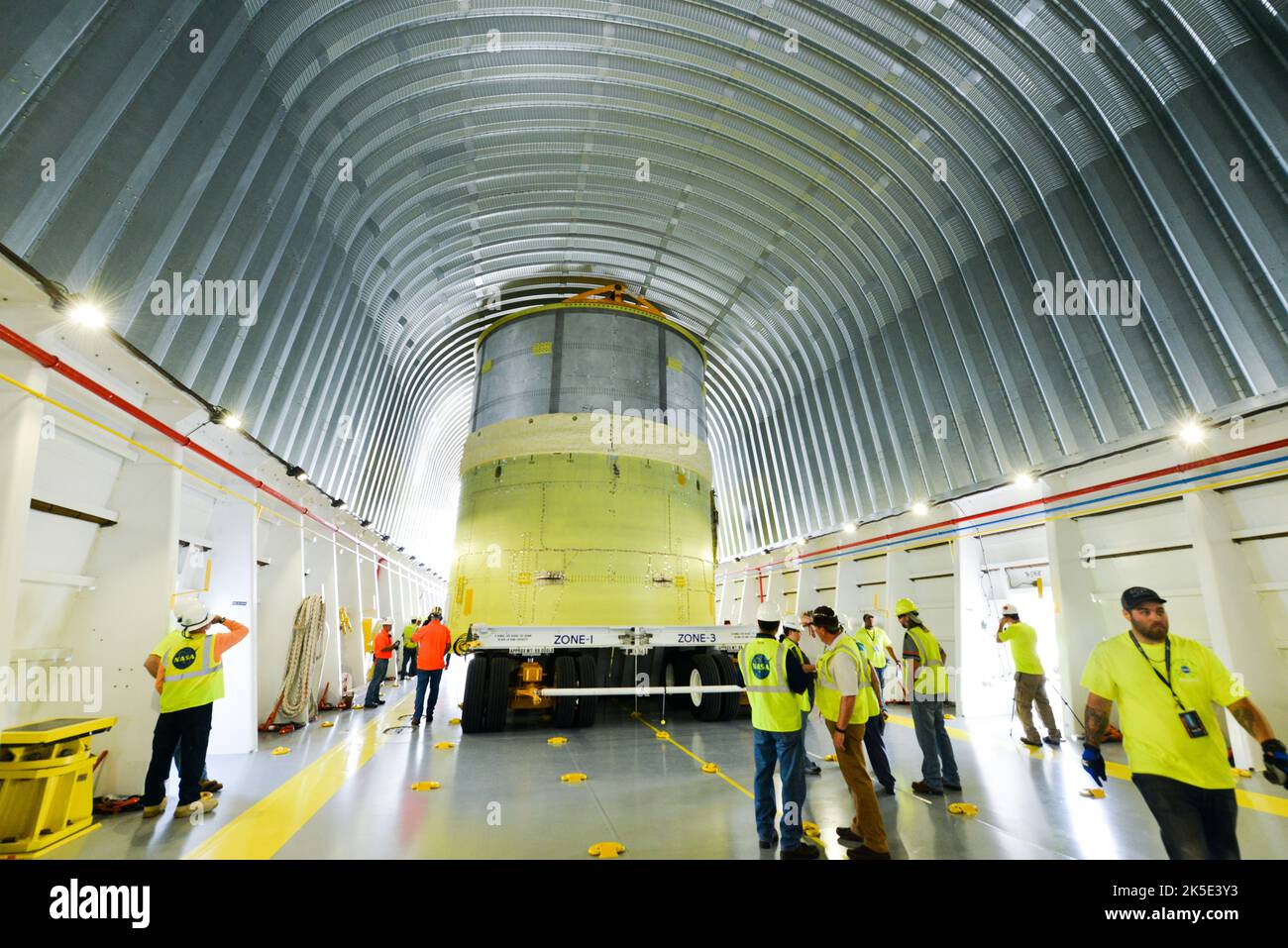 Ein Testartikel zur strukturellen Qualifizierung des Space Launch Systems (SLS) für die neue NASA-Rakete, die SLS, wird auf das Schiff Pegasus in der Michoud Assembly Facility der Agentur in New Orleans geladen. Der Testartikel hier macht seinen Weg von Michoud zum Marshall Space Flight Center der NASA in Alabama, um strukturelle Belastungstests durchzuführen. Der Motorenabschnitt-Testartikel ist der erste von vier Kernstufen-Testartikeln, die bei Michoud hergestellt wurden und nach den gleichen Spezifikationen wie der Motorenabschnitt entwickelt wurde, der auf der ersten SLS-Mission mit dem Orion-Raumschiff fliegen wird. 27. April 2017.Bildcredit: NASA Stockfoto