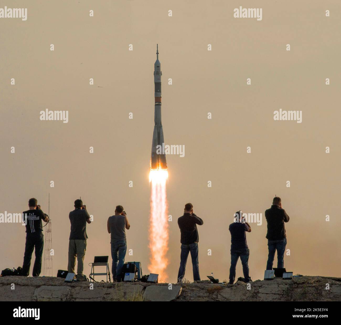 Die Sojus MS-01-Sonde startet vom Kosmodrom Baikonur mit den Besatzungsmitgliedern der Expedition 48-49, Kate Rubins von der NASA, Anatoli Ivanishin von Roskosmos und Takuya Onishi von der Japan Aerospace Exploration Agency (JAXA), 7. Juli 7 2016, kasachische Zeit (6. Juli EST), Baikonur, Kasachstan. Rubins, Ivanishin und Onishi verbrachten etwa vier Monate im Orbitalkomplex und kehrten im Oktober 2016 zur Erde zurück. Eine einzigartige, digital optimierte Version eines NASA-Bildes vom Senior NASA-Fotografen Bill Ingalls / Bildquelle: NASA Stockfoto