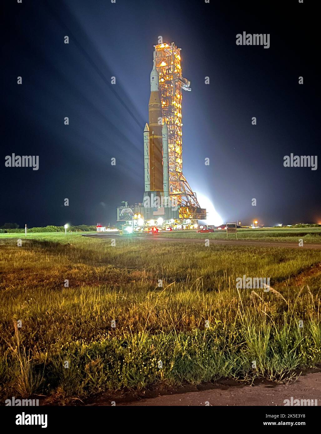 SLS auf dem Mobile Launcher. Am 6. Juni 6 2022 wird die NASA-Rakete Space Launch System (SLS) mit der Raumsonde Orion auf einem mobilen Trägerrakete im Kennedy Space Center der NASA in Florida, USA, gesehen. Bild: NASA Stockfoto