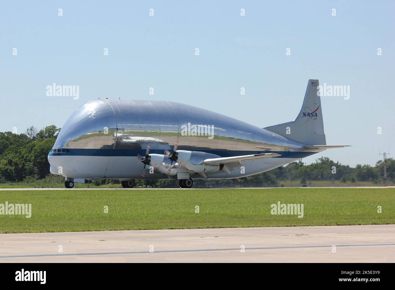 Das Space Launch System (SLS) Test-Hardware, die in das Super Guppy-Flugzeug der NASA geladen wurde. NASA-Ingenieure laden eine strukturelle Testversion des Orion Stage Adapters für das SLS der NASA auf das Super Guppy-Flugzeug der NASA auf dem Redstone Arsenal Airfield in Huntsville, Alabama, zur Auslieferung an Lockheed Martin in Denver. Der Guppy hat einen Gepäckraum, der 25 Fuß hoch, 25 Fuß breit und 111 Fuß lang ist und bis zu 24 Tonnen tragen kann. Das Flugzeug verfügt über eine einzigartige aufklappbare Nase, die sich um 110 Grad öffnen lässt, sodass große Frachtstücke von vorne beladen und entladen werden können. Quelle: NASA/EGiven Stockfoto