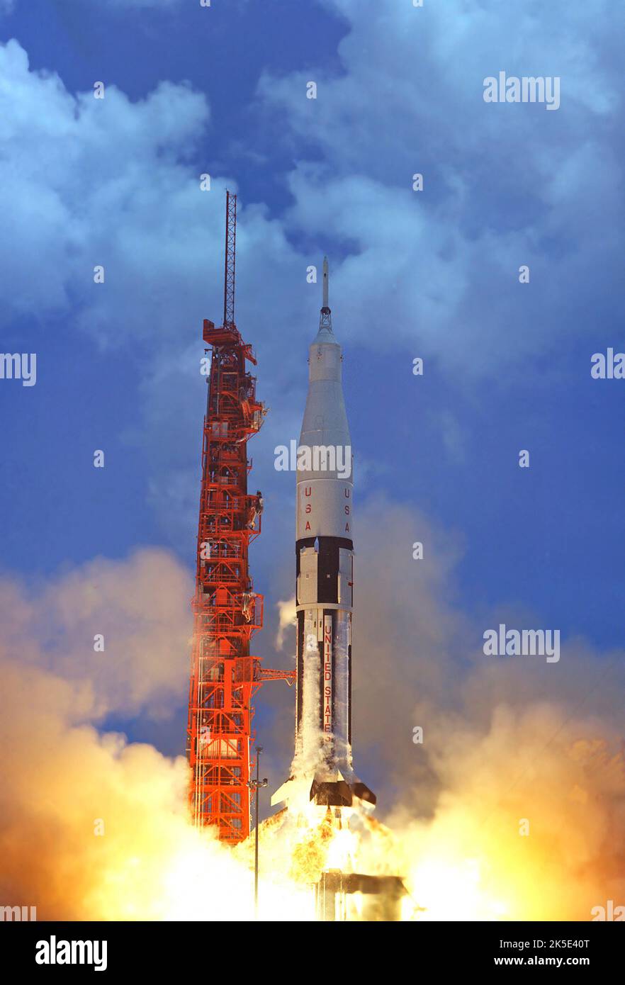 Saturn IB AS-202 hebt vom Launchpad 34 im Kennedy Space Center der NASA ab. Die Hauptziele der Saturn IB-Mission waren die Bestätigung der projizierten Startlasten, die Demonstration der Trennung von Raumfahrzeugkomponenten und die Überprüfung der Eignung des Hitzeschilds bei hohen Wiedereintritt-Raten. 25. August 25 1966 optimierte Version eines Originalbildes der NASA. Quelle: NASA Stockfoto