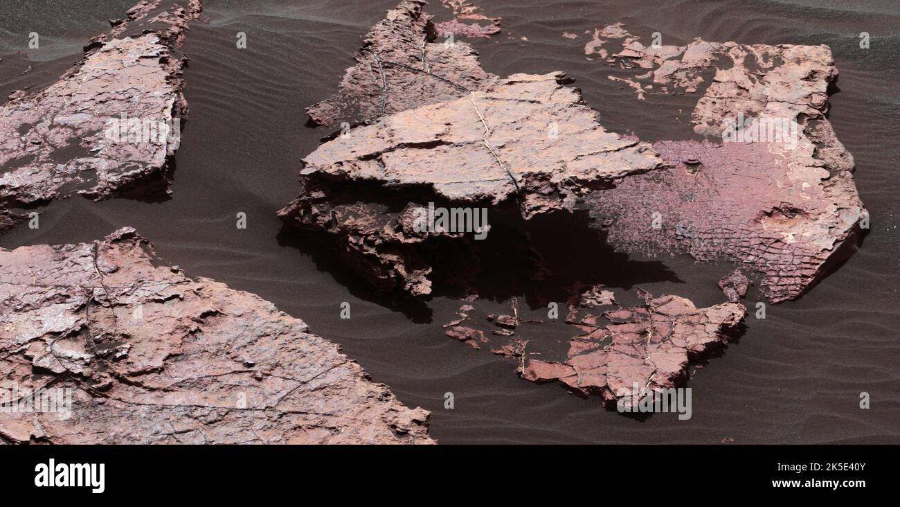 Der Planet Mars. Ein Gitter aus kleinen Polygonen auf der Marsoberfläche nahe dem rechten Rand dieser Ansicht könnte als Risse im trocknenden Schlamm vor mehr als 3 Milliarden Jahren entstanden sein. Für dieses Mosaik aus einem Block namens „Squid Cove“ und seiner unmittelbaren Umgebung wurden mehrere Bilder von der Mastcam (Mast Camera) auf dem NASA-Mars-Rover Cursority kombiniert. Der Standort befindet sich innerhalb einer Exposition des Murray-Formationsschlammsteins auf dem unteren Mount Sharp im Gale-Krater, Mars. Eine optimierte und verbesserte Version von NASA-Bildern. Quelle: NASA/JPL-Caltech/MSSS Stockfoto