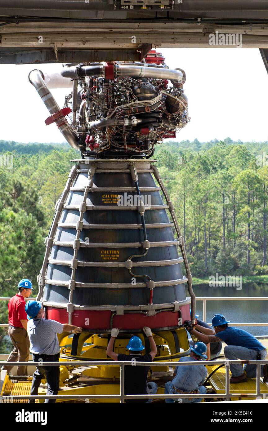 RS-25 Flugmotor E2063 wird am 27. September ausgeliefert und auf den A-1 Teststand im Stennis Space Center gehoben, um einen Heißbrandtest am 19. Oktober 2017 vorzubereiten. Nach dem Test und der Zertifizierung soll der Motor das neue Space Launch System (SLS) der NASA auf seiner Explorationsmission-2 (EM-2) unterstützen, die der erste Flug der neuen Rakete sein wird, der Menschen befördern soll. Eine optimierte Version eines Originalbildes der NASA. Quelle: NASA Stockfoto