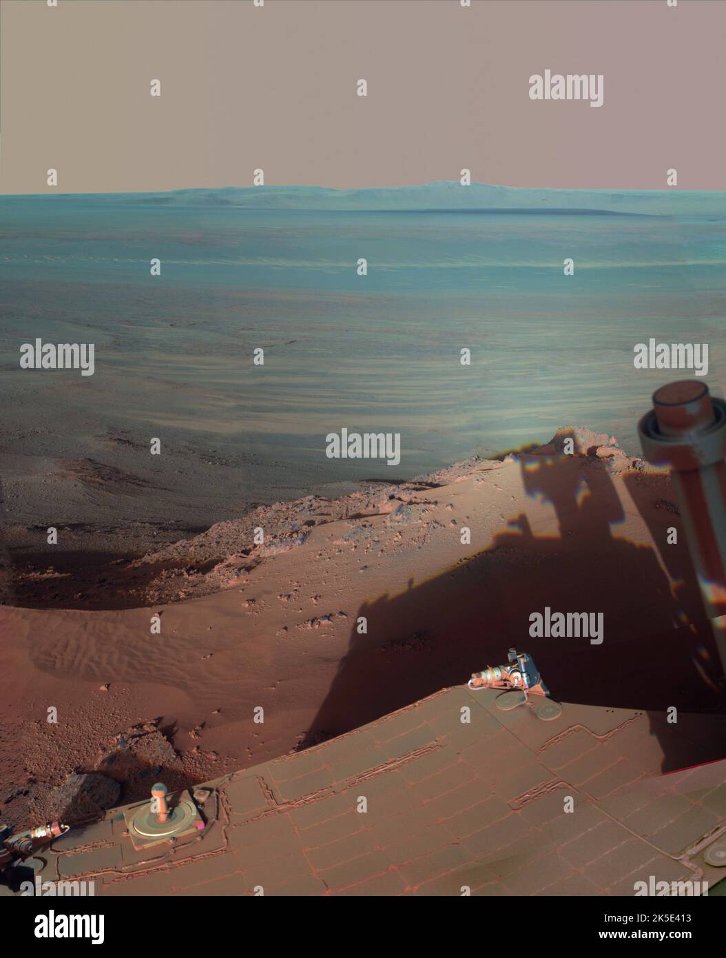 Die Marssandschaft, Mars. Der Schatten des Mars Exploration Opportunity Rover der NASA, der in der Nähe des Endeavour Craters auf dem Mars gesehen wird. Eine optimierte Version eines Originalbildes der NASA. Quelle: NASA Stockfoto