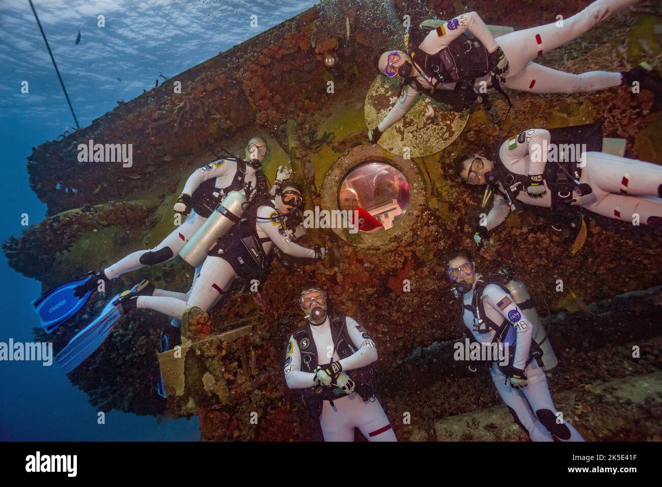 Die NASA Extreme Environment Mission Operations (NEEMO) 21 Mission begann am 21. Juli 2016, als eine internationale Besatzung von Aquanauts die Wassermann Reef Base erreichte, 62ft unter der Oberfläche des Atlantischen Ozeans im Florida Keys National Marine Sanctuary. Die NEEMO 21 Crew forschte innerhalb und außerhalb des Lebensraums während einer 16-tägigen simulierten Weltraummission. Während simulierter Raumwälle unter Wasser evaluierten sie Werkzeuge und Einsatztechniken, die in zukünftigen Weltraummissionen eingesetzt werden könnten – eine optimierte Version eines Originalbildes der NASA. Quelle: NASA/KShreeves. Nur für redaktionelle Zwecke Stockfoto