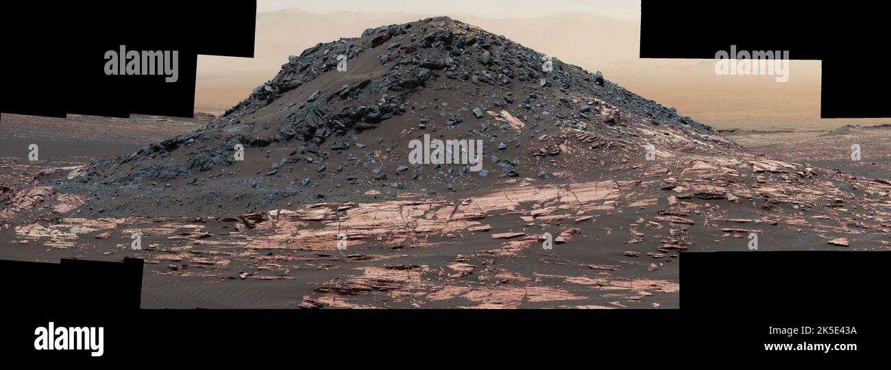Marsoberfläche. „Ireso Hill“ erhebt sich etwa 16 Fuß (5m) über rother geschichtetem Ausbissmaterial der Murray-Formation auf dem unteren Mount Sharp, Mars. Die Forscher nutzten die Mastcam (Mast Camera) des Rover am 2. Februar 2017, während des 98.. Mars-Tages oder sol, von Cursorys Arbeit auf dem Mars, um die 41 Bilder zu dieser Szene zu machen. Das Mosaik wurde weiß ausbalanciert, so dass die Farben der Fels- und Sandmaterialien ähneln, wie sie unter Tageslichtbedingungen auf der Erde erscheinen würden. Eine optimierte Version eines NASA-Bildes. Kredit NASA/JPL-Caltech/MSSS Stockfoto
