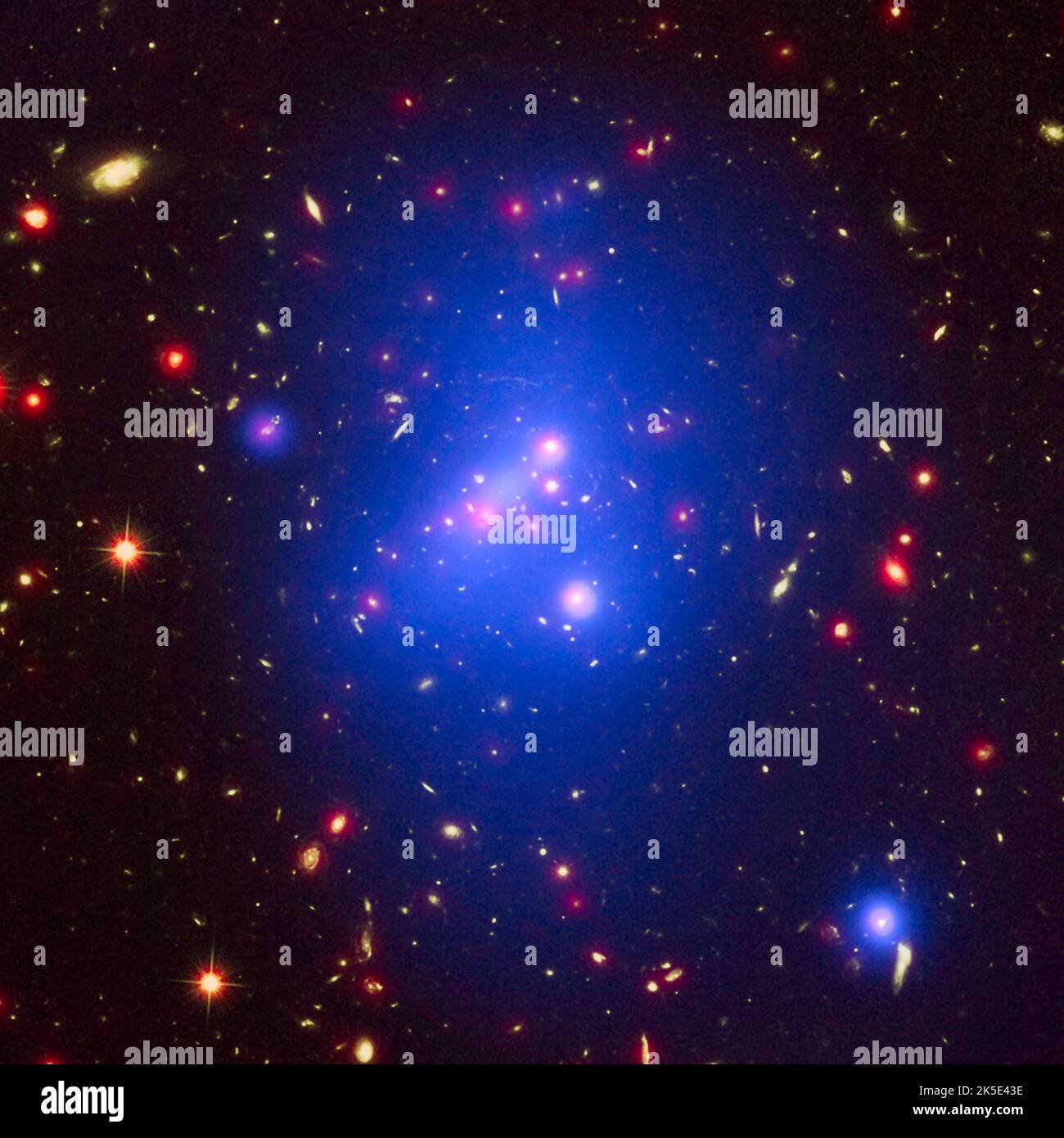 Galaxy-Cluster-IDCS 1426. Dieses mehrwellige Bild zeigt IDCS J1426,5+3508 (kurz IDCS 1426) in Röntgenstrahlen des Chandra-Röntgenobservatoriums in Blau, sichtbares Licht des Hubble-Weltraumteleskops in Grün und Infrarotlicht des Spitzer-Weltraumteleskops in Rot. Dieser seltene Galaxienhaufen liegt 10 Milliarden Lichtjahre von der Erde entfernt und wiegt fast 500 Billionen Sonnen. Zuerst entdeckt durch das Spitzer Weltraumteleskop im Jahr 2012, wurde IDCS 1426 dann mit Hubble und dem Keck Observatorium beobachtet, um seine Entfernung zu bestimmen. Eine optimierte Version eines Originalbildes der NASA. Quelle: NASA Stockfoto