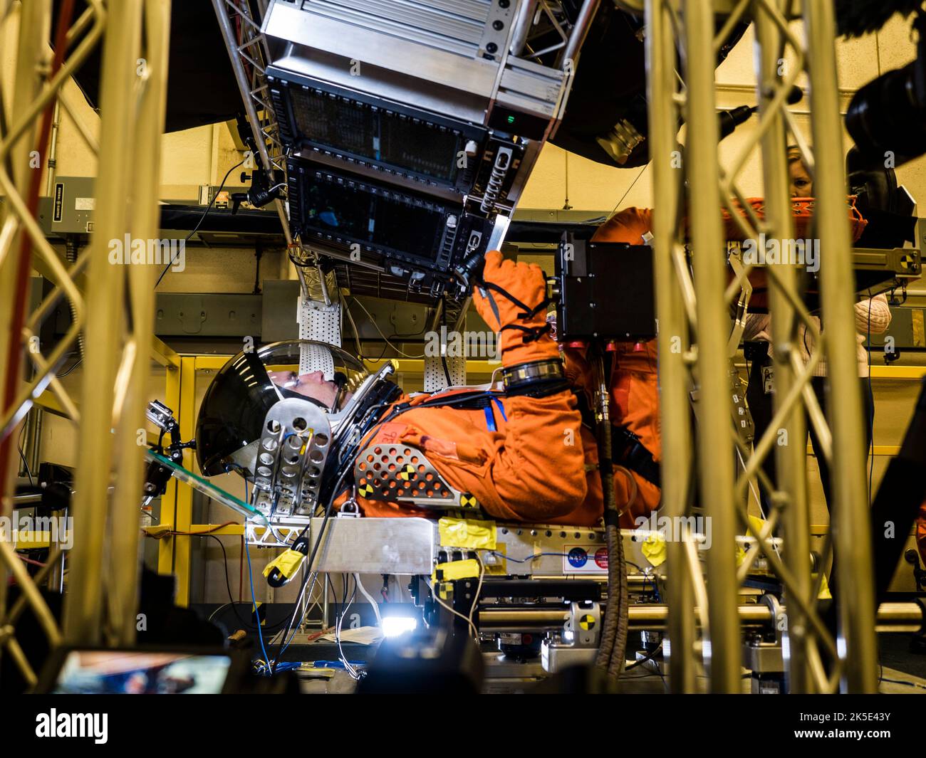 In einem Labor im Johnson Space Center der NASA in Houston simulierten Ingenieure Bedingungen, die Astronauten in Raumanzügen erleben würden, wenn die Orion-Sonde beim Start auf der mächtigen Space Launch System-Rakete der Agentur auf dem Weg zu Zielen im Weltraum vibriert. Eine Reihe von Tests, die diesen Monat bei Johnson stattfinden, werden den Ingenieuren von Human Factors helfen zu beurteilen, wie gut die Besatzung mit den Displays und Steuerungen interagieren kann, die sie zur Überwachung der Orion-Systeme und zum Betrieb des Raumschiffs verwenden werden, wenn nötig. Bild: 2017 eine optimierte Version eines Originalbildes der NASA. Quelle: NASA/Rsinyak Stockfoto