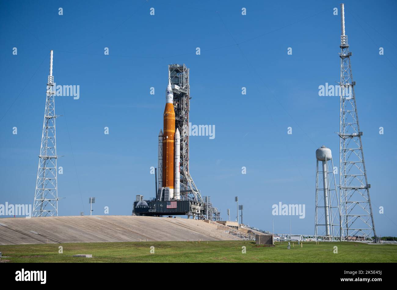 Die NASA-Rakete zum Space Launch System (SLS) mit der Orion-Sonde an Bord ist auf einem mobilen Trägerrakete auf der Launch Pad 39B, 18. August 2022, zu sehen, nachdem sie auf die Startrampe im Kennedy Space Center der NASA in Florida ausgerollt wurde. Die Artemis I-Mission der NASA - der erste integrierte Test der Tiefenraumexplorationssysteme der Agentur: Die Raumsonde Orion, die SLS-Rakete und die unterstützenden Bodensysteme. Der Start des unbemundeten Flugtests wurde verschoben. Eine optimierte Version eines Originalbildes der NASA. Quelle: NASA/JKowsky) Stockfoto