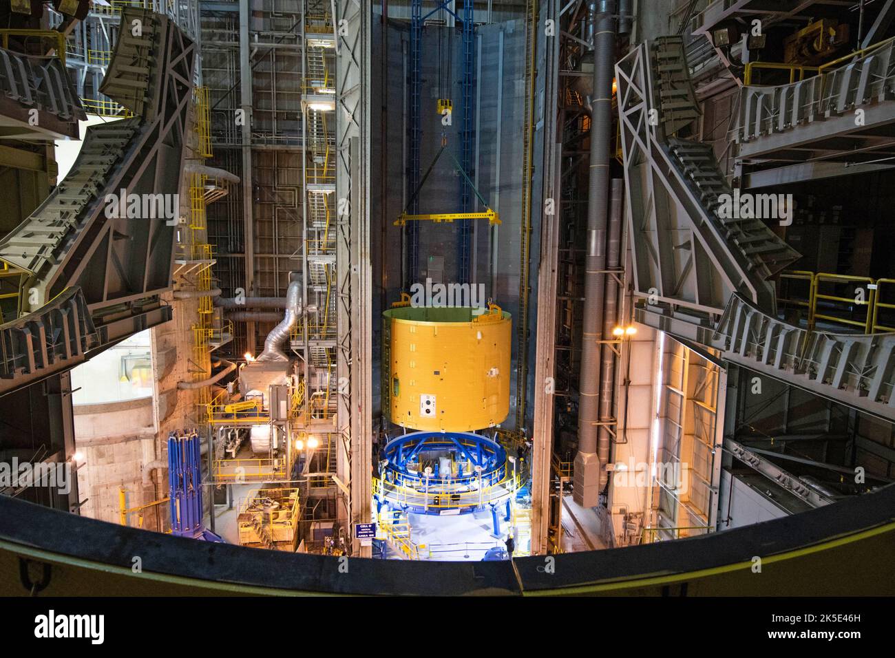 Techniker hoben den Zwischentank für die NASA-Tiefraumrakete, das Space Launch System (SLS), in einen vertikalen Stapelbereich in der Michoud Assembly Facility der NASA in New Orleans. Hier werden die Ingenieure mit zwei anderen großen Strukturen die obere Hälfte der 212 Meter hohen Kernphase bilden, die auf der Exploration Mission-1, dem ersten Flug von SLS und der Orion-Sonde, geflogen wird. Der Zwischentank, der einige der Avionik enthält, die die Rakete steuern, wird mit dem Treibstofftank verschraubt. Eine optimierte Version eines Originalbildes der NASA. Quelle: NASA/JGuidry Stockfoto
