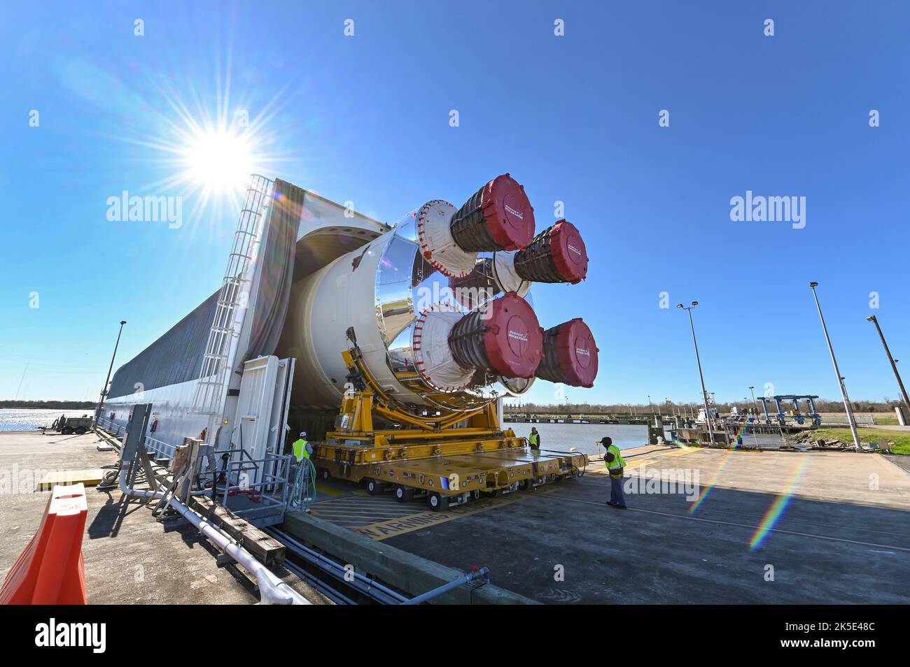 Die Michoud Assembly Facility der NASA rollte die 212 Meter hohe Kernrakete des Space Launch Systems auf die Pegasus-Barge, die sie an das Stennis Space Center der NASA für eine umfassende Reihe von technischen Tests, den Green Run, versenden wird. Nach Abschluss des Green Run wird die Kernphase über den Golf von Mexiko zum Kennedy Space Center der NASA geschickt, wo sie zusammen mit den riesigen Boostern von SLS und der Orion-Sonde auf Artemis I, einer optimierten Version eines Originalbildes der NASA, ins All starten wird. Quelle: NASA Stockfoto