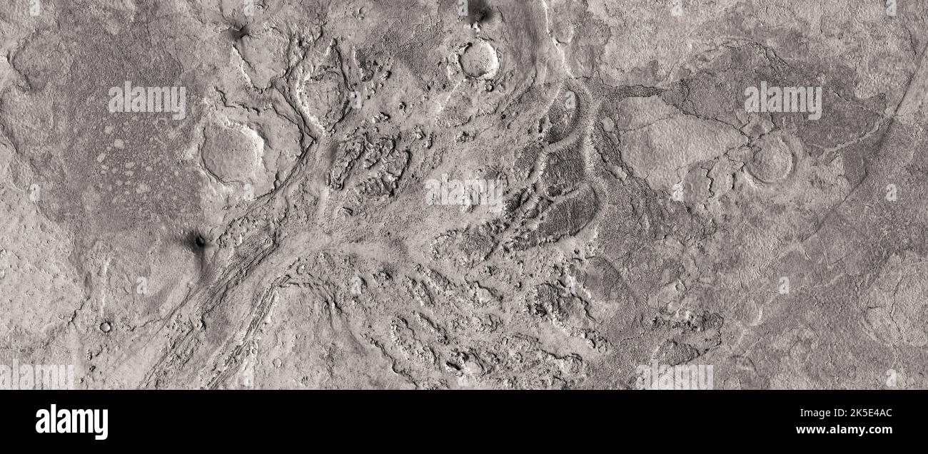 Marsatlandschaft. Dieses HiRISE-Bild zeigt einen Kanal in der Region Cerberus Palus in der Nähe von Athabasca Valles. Ein marsanischer „Abflusskanal“, der wahrscheinlich durch eine massive Grundwasserflut geformt wurde. Nach einem massiven Vulkanausbruch, der den Kanal hinunter floss, ist er jedoch jetzt mit einem dünnen Lavafurnier überzogen. Der Grund, warum sich hier ein Kanal gebildet hat, ist der Grat, der über das Bild verläuft. Sobald Flüssigkeit die Spitze dieses Grats erreichte, wurde der Fluss dort konzentriert und in einen tieferen Kanal gegraben. Das Bild zeigt Gelände mit einer Länge von weniger als 5 km (3 mi). Eine einzigartige optimierte Version von NASA-Bildern. Quelle: NASA/JPL/UArizona Stockfoto