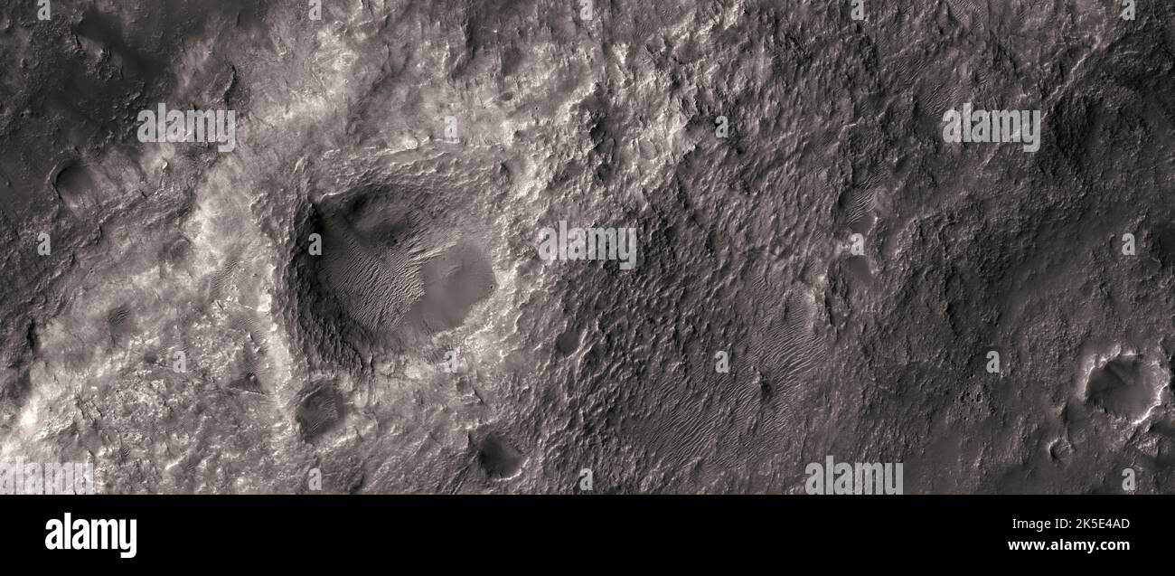 Marsatlandschaft. Dieses HiRISE-Bild zeigt Landformen knapp außerhalb des nordöstlichen Rands des Einschlagskrater, und sein Ejekta enthält die Signatur möglicher Tonarten. Da sich Tonerde in Gegenwart von Wasser bilden, war welche Art von Umgebung hier, als der Aufprall stattfand?Dieses Bild befindet sich nordwestlich von Hellas Planitia, nordwestlich von Hellas Planitia des Mars und ist weniger als 5 km lang. Eine einzigartige optimierte Version von NASA-Bildern. Quelle: NASA/JPL/UArizona Stockfoto