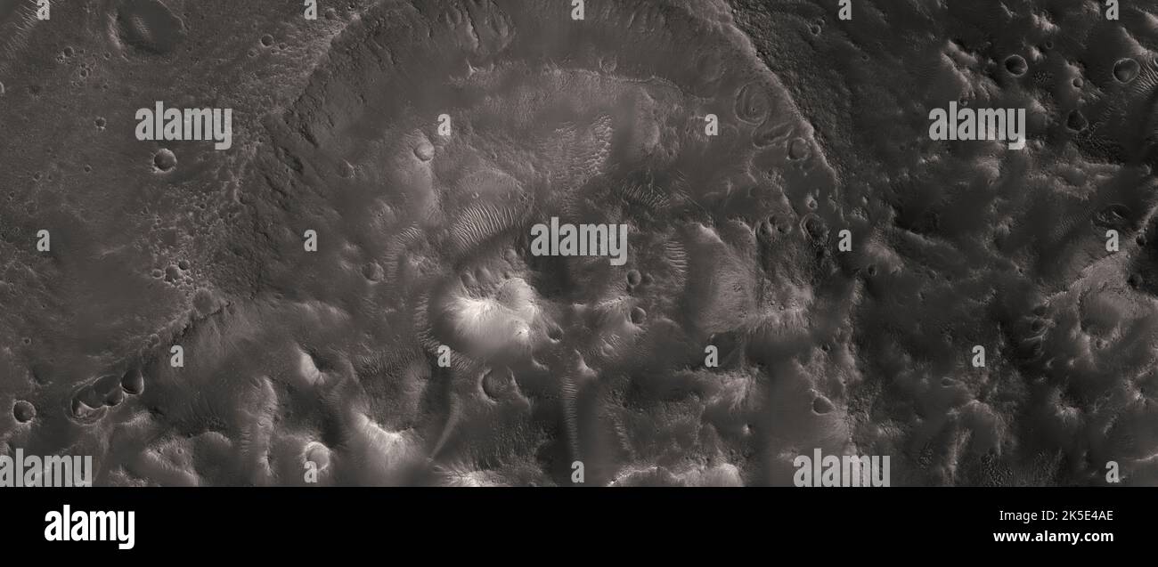Marsatlandschaft. Dieses HiRISE-Bild zeigt einen degradierten Krater in Cydonia Mensae, Mars.Ziel dieser Beobachtung war es, die Art des Mechanismus zu bestimmen, der einen Krater zum Zerfallen bringt. Etwa die Hälfte des Krater hat sich in eine unorganisierte Gruppe von Hügeln verwandelt, und die Hälfte des Randes ist noch intakt. Dies kann mit dem Prozess zusammenhängen, der chaotisches Terrain schafft. Eine einzigartige optimierte Version von NASA-Bildern. Quelle: NASA/JPL/UArizona Stockfoto