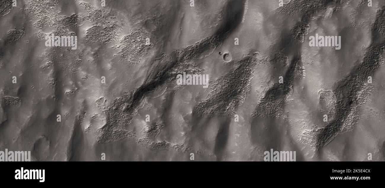 Marsatlandschaft. Dieses HiRISE-Bild zeigt einen Teil des südöstlichen Abschnitts eines riesigen Einschlagskrater. Es ist fast unmöglich, den Krater überhaupt zu sehen. Diese Beobachtung befindet sich östlich des Hellas-Einschlagsbeckens in Terra Cimmeria, Mars. Eine Kraterwand aus Gullied. Eine einzigartige optimierte Version von NASA-Bildern. Quelle: NASA/JPL/UArizona Stockfoto