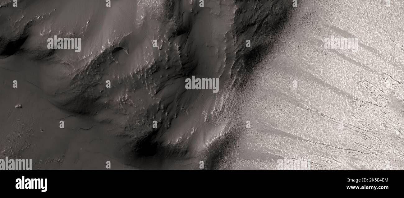 Marsatlandschaft. Dieses HiRISE-Bild zeigt Landformen auf der Oberfläche des Mars. Ein Erdrutsch in Claritas Fossae. Dies ist ein ungewöhnliches Beispiel für einen möglichen Erdrutsch in Claritas Fossae. Das Grundgestein scheint aus hellem Material zu bestehen, vielleicht sedimentär. Wenn es sich um einen Erdrutsch handelt, wird die Stabilitätsanalyse einen Einblick in die Stärke des lichtdurchfluten Materials geben. Eine einzigartige optimierte Version von NASA-Bildern. Quelle: NASA/JPL/UArizona Stockfoto