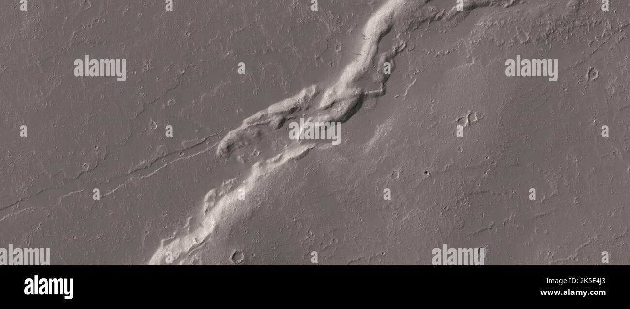 Marsatlandschaft. Dieses HiRISE-Bild zeigt Landformen auf der Oberfläche des Mars. Ein Grat in der Nähe von Olympus Mons. Dieser spezielle Kamm liegt südöstlich der Olympus Mons aureole, und unser Ziel ist es, einen Blick auf die Wechselwirkung zwischen dem Faltenkamm und uralten Lavaströmen zu werfen. Eine einzigartige optimierte Version von NASA-Bildern. Quelle: NASA/JPL/UArizona Stockfoto