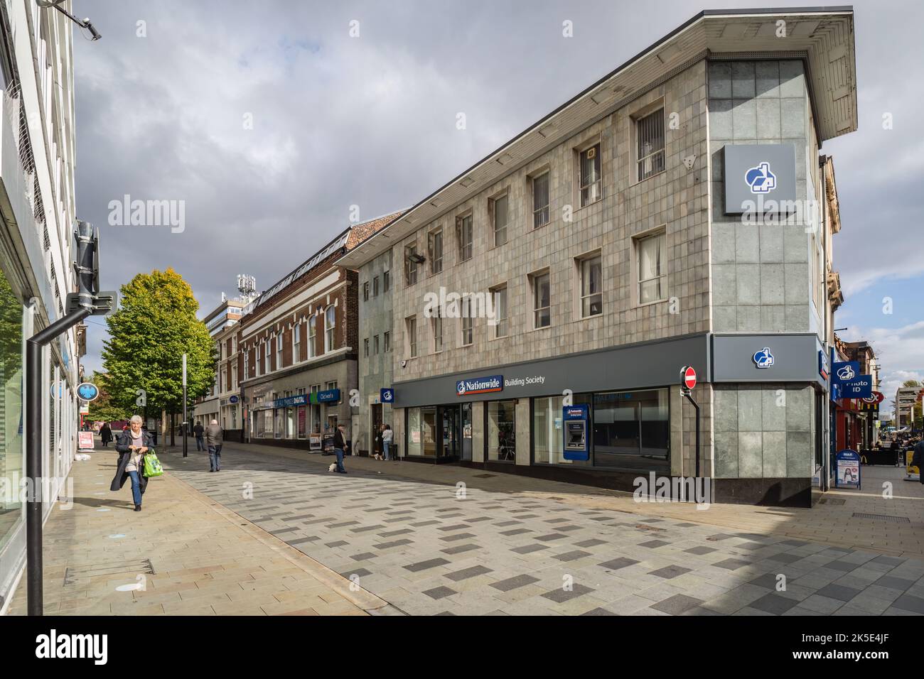 06.10.2022 St Helens, Merseyside, Großbritannien das Hardshaw Center ist bei Einkäufern mit einer großen Auswahl an bekannten Geschäften beliebt Stockfoto