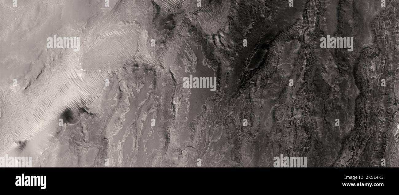 Marsatlandschaft. Dieses HiRISE-Bild zeigt Landformen auf der Oberfläche des Mars. Ein Talnetz entlang des Wallrocks in Melas Chasma. Es gibt geologisch junge und gut erhaltene Talnetze und Schichtungen entlang dieser südlichen Wand von Melas Chasma in Valles Marineris. Bei HiRISE Resolution wird es nützlich sein zu sehen, wie diese Netzwerke und Schichtungen der Topographie entsprechen. Eine einzigartige optimierte Version von NASA-Bildern. Quelle: NASA/JPL/UArizona Stockfoto