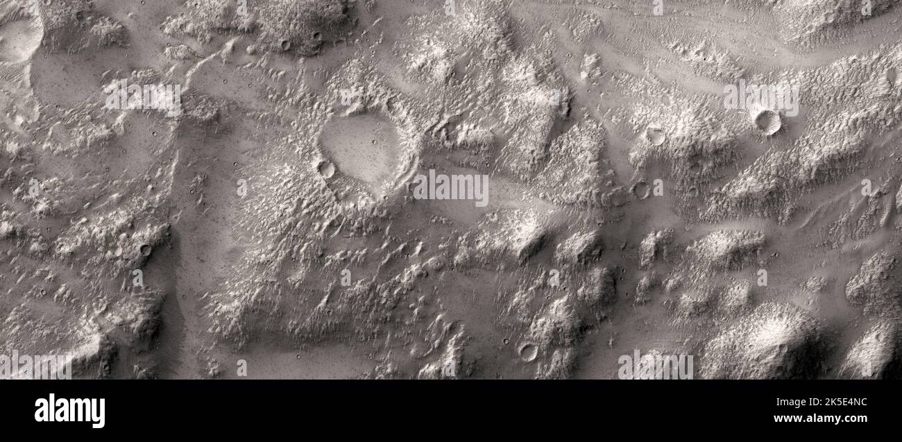 Marsatlandschaft. Dieses HiRISE-Bild zeigt Landformen auf der Oberfläche des Mars. Tithonium Chasma ist Teil des massiven Valles Marineris Canyon Systems auf dem Mars. Er ist etwa 810 Kilometer lang. Eine einzigartige optimierte Version von NASA-Bildern. Quelle: NASA/JPL/UArizona Stockfoto