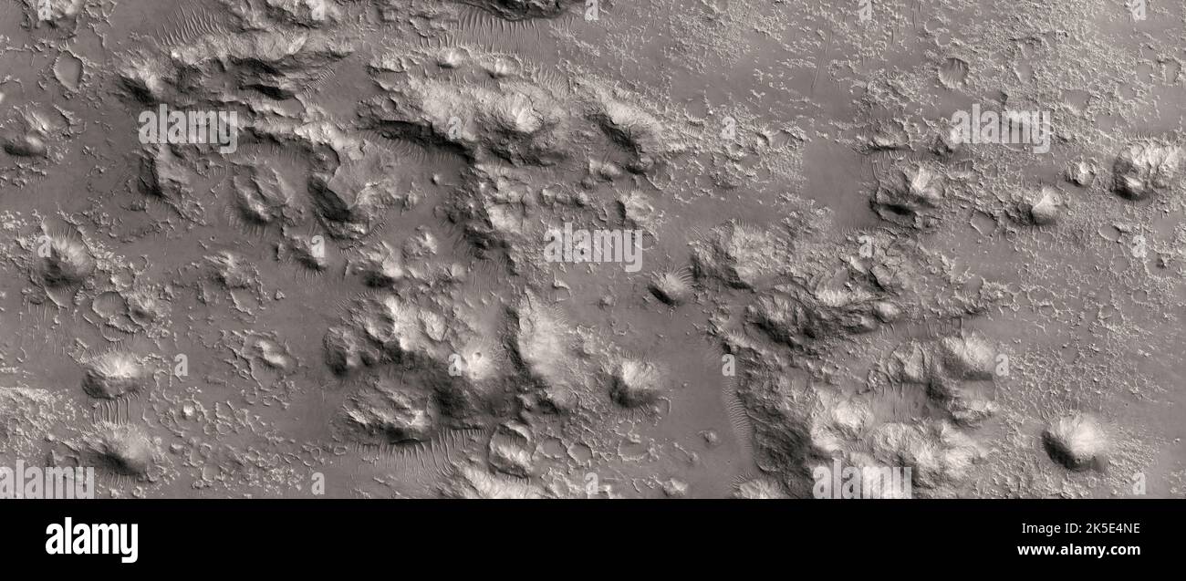 Marsatlandschaft. Dieses HiRISE-Bild zeigt Landformen auf der Oberfläche des Mars. Ein Gebiet östlich des Holden Kraters Holden liegt im südlichen Hochland des Mars und ist etwa 140 Kilometer breit. (Weniger als 5 km von oben nach unten und nördlich liegt auf der rechten Seite.) Eine einzigartige optimierte Version von NASA-Bildern. Quelle: NASA/JPL/UArizona Stockfoto