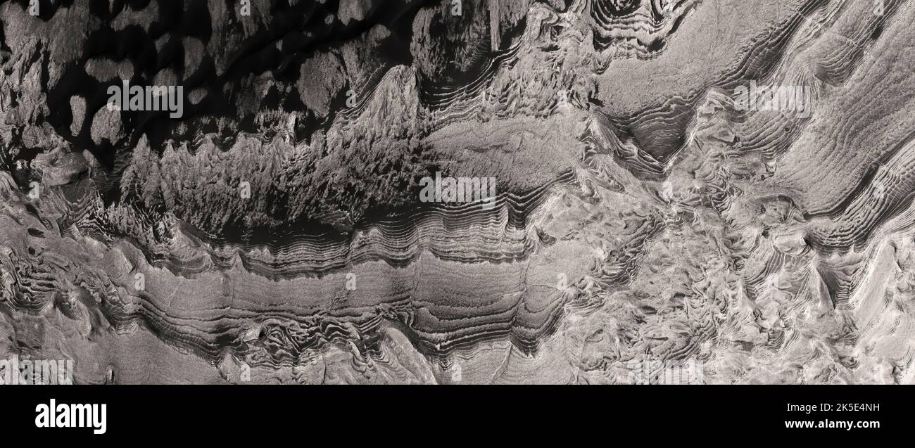 Marsatlandschaft. Dieses HiRISE-Bild zeigt einen Teil des Becquerel-Kraters mit 167km Durchmessern, voller Grate und Sanddünen. Diese Schichten sind sedimentäre Gesteine. Viele der Schichten sind ebenfalls hellgetönt, was auf eine Assoziation mit hydratisierten Mineralien wie Sulfaten hindeutet. Es gibt auch zyklische Schwankungen in den Schichten, aufgrund unterschiedlicher Umweltbedingungen über lange Zeiträume. Eine einzigartige optimierte Version von NASA-Bildern. Quelle: NASA/JPL/UArizona Stockfoto