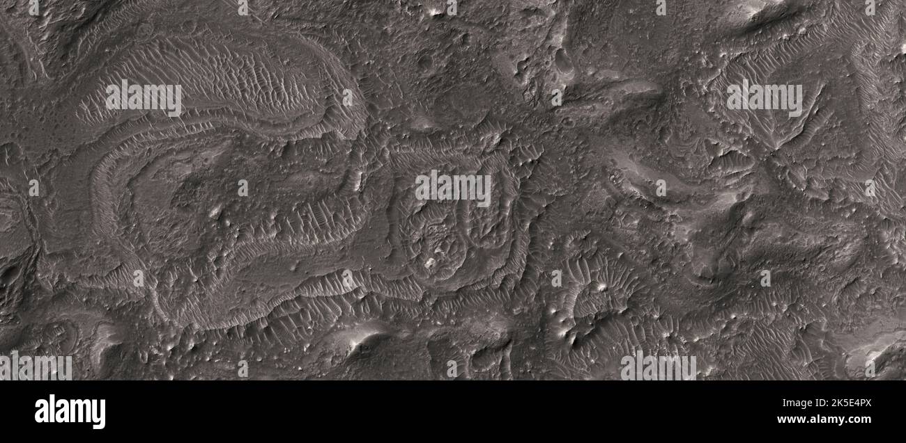 Marsatlandschaft. Dieses HiRISE-Bild zeigt Landformen auf der Oberfläche des Mars. Blockiger Fluss mit hellen Aufschlüssen in der Noctis-Region. Dieser blockartige Fluss hat ein ungewöhnliches, lichtdurchflutes und abgerundetes Material sowie helle Ausbisse. Eine einzigartige optimierte Version von NASA-Bildern. Quelle: NASA/JPL/UArizona Stockfoto