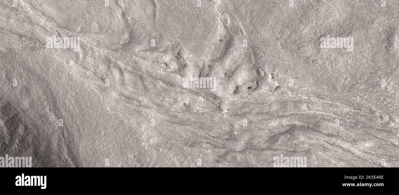 Marsatlandschaft. Dieses HiRISE-Bild zeigt Landformen auf der Oberfläche des Mars. Kanäle in Phlegra Montes. Auch in einem Kontext sichtbar Kamerabild, Bilder wie diese können uns helfen, die Fluss- und Klimageschichte des alten Mars zu verstehen. Das Bild zeigt ein Gelände von weniger als 5 km (3 mi), das 296 km (184 mi) über der Oberfläche des Mars aufgenommen wurde. Eine einzigartige optimierte Version von NASA-Bildern. Quelle: NASA/JPL/UArizona Stockfoto