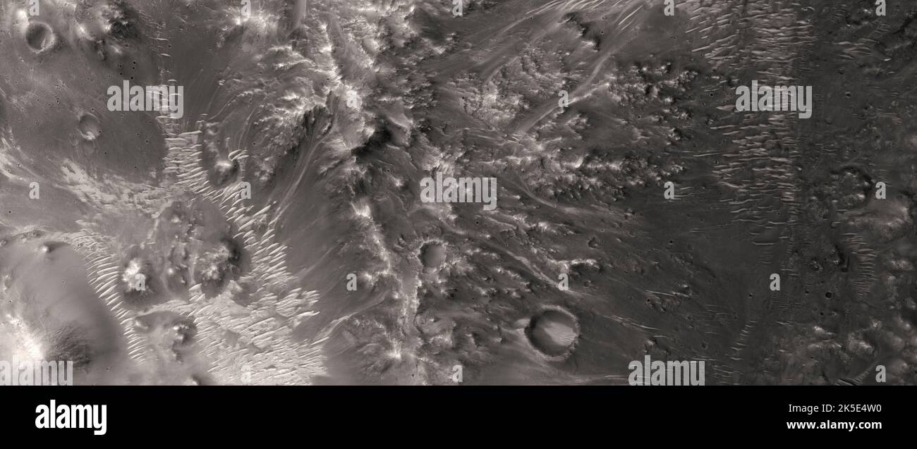 Marsatlandschaft. Dieses HiRISE-Bild zeigt tonreiches Gelände in einem degradierten Krater entlang Maja Valles, Mars, einem großen System alter Abflusskanäle, das bei Juventae Chasma (Teil von Valles Marineris) beginnt und in Chryse Planitia endet. Das Bild ist weniger als 5 km (3 mi) über Eine einzigartige optimierte Version der NASA-Bilder. Quelle: NASA/JPL/UArizona Stockfoto