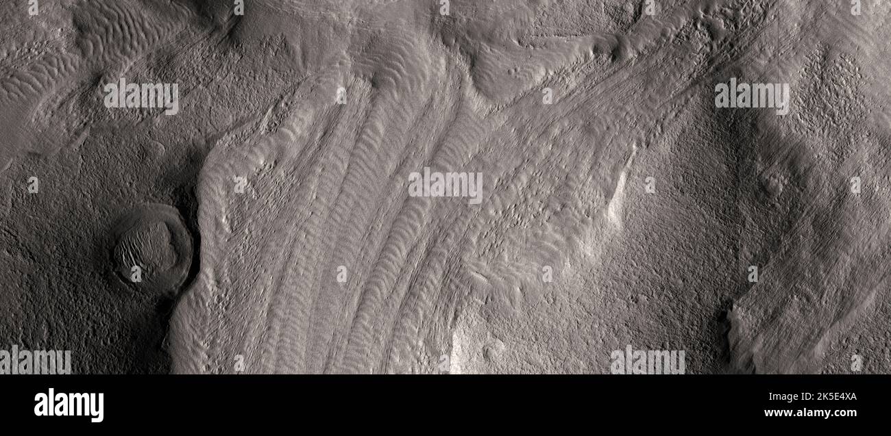 Marsatlandschaft. Dieses HiRISE-Bild zeigt Landformen auf der Oberfläche des Mars. Schmutzfluss. Es gibt eine Reihe von Spalten- und bogenähnlichen Merkmalen in diesem Bild, wobei Wissenschaftler nach Änderungen gegenüber der wiederholten Bildgebung suchen. Eine einzigartige optimierte Version von NASA-Bildern. Quelle: NASA/JPL/UArizona Stockfoto